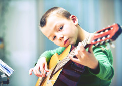 Cours de guitare pour enfant - L'Académie de guitare. 