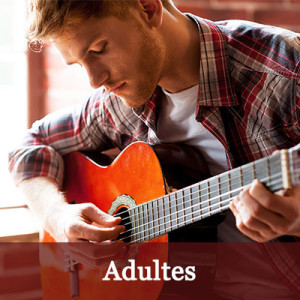 Cours de guitare pour les adultes à l'Académie de guitare.